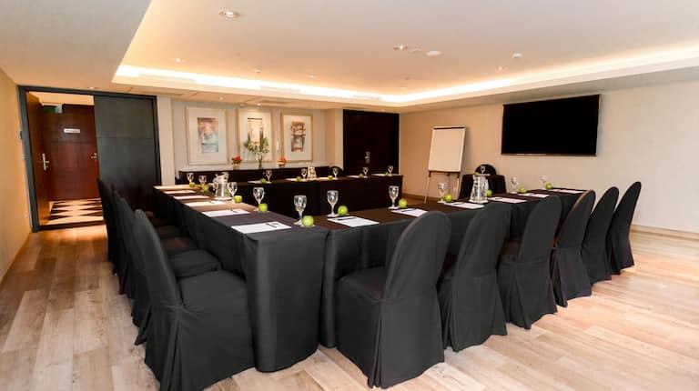 Doubletree By Hilton Buenos Aires Hotel Exterior photo Meeting room at the hotel